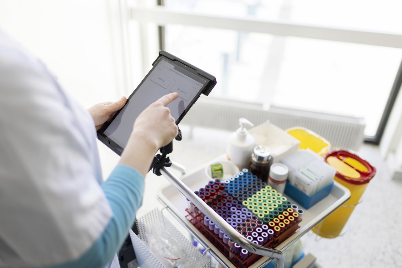 FIMLAB2022_naytteenottokarryt-6858_web Tampereen keskuslaboratorio, FM4, mobiilinäytteenotto (2022). Kuvaaja: Marjaana Malkamäki.